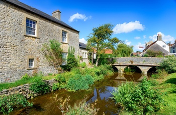 England, Somerset - smukke huse med bro i Nunney