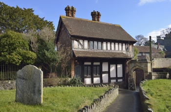 England, Somerset - smukt hus ved kirken St George Priory