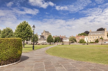 England, Somerset - solen skinner over Cathedral Green i Wells