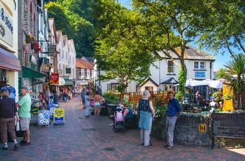 England, Somerset - sommerstemning i Lynmouth (Foto Neville Stanikk by Exmoor NP)