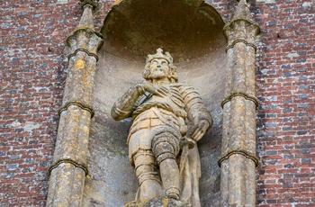 England, Somerset - statue af King Alfred over indgangen til tårnet med samme navn
