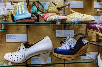 England, Somerset - tidstypiske Clarks sko på Shoemakers Museum i byen Street (Foto - Visit Somerset)