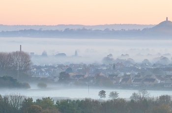 England, Somerset - udsigt over byen Glastonbory mod Glastonbury Tor