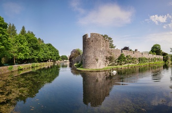 England, Somerset - voldgraven og den ydre borgmur rundt om Bishop's Palace i byen Wells