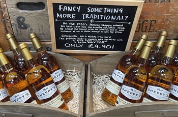 England, Somerset, Bradford-on-Tone - Gold Medal cider fra Sheppy's Cider Farm