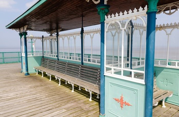 England, Somset - det kan ligne et busstoppested men her kan du søge læ for vinden på Clevedon Pier 