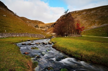 England, Yorkshire - Gordale Beck og stien der leder op til Gordale Scar