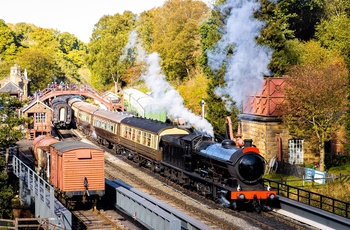 England, Yorkshire - damplokomotiv omgivet af efterårsfarver