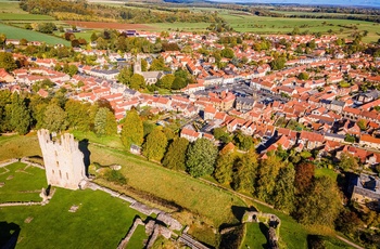 England, Yorkshire - luftfoto af den charmerende by Helmsley med borgruinen i forgrunden