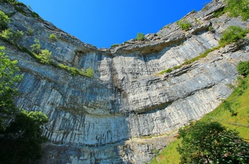 England, Yorkshire Dales National Park - Malham Cove på en solskinsdag