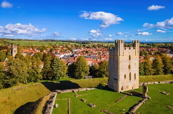 England, Yorkshire, Helmsley - oversigt over byen med den gamle borgruin i forgrunden.jpg