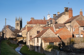 England, Yorkshire, Helmsley - typisk byggeri i den gamle by med kirken i baggrunden