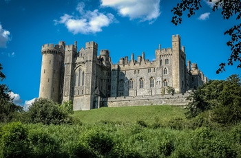 Arundel Castle på sin bakketop i West Sussex, England 