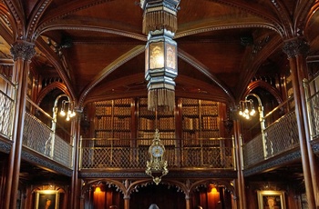Smukt bibliotek i Arundel Castle i West Sussex, England