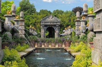 Flot fontæne i haven ved Arundel Castle i West Sussex, England