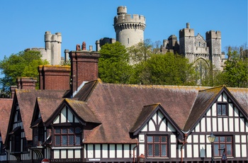 Arundel Castle tårner over landsbyen Arundel i West Sussex, england