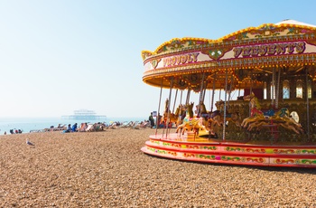 Karrusel på stranden i Brighton i Sydengland