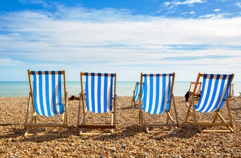 Strandstole på stranden i Brighton i Sydengland