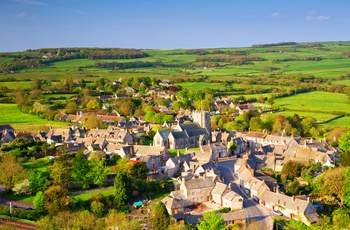 Den smukke by Corfe Castle i Dorset, Sydengland