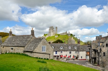 Den smukke by Corfe Castle i Dorset, Sydengland