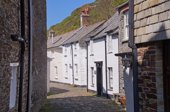 Smal gade med gamle huse i havnebyen Boscastle, Cornwall i England