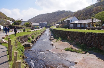 Smal kanal gennem havnebyen Boscastle, Cornwall i England