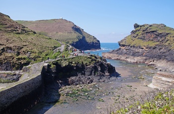 Kysten og den naturlige havn ved Boscastle, Cornwall i England