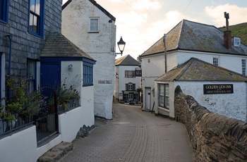 Gammel kroget gade i Port Isaac i Cornwall, England