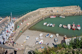 Udsigt til havnen i fiskerlandsbyen Clovelly i Devon, England