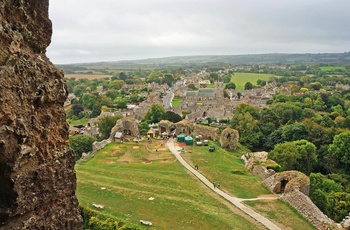 Landsbyen Corfe Castle set fra slotsruinen, Dorset i Sydengland