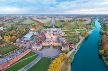 Luftfoto af Hampton Court Palace og den smukke have i Sydengland