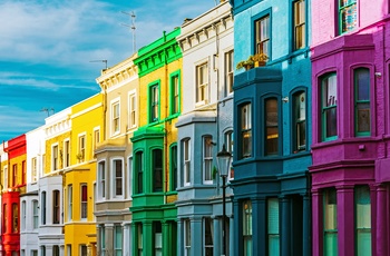 Farverige husfacader i Notting Hill, London i England