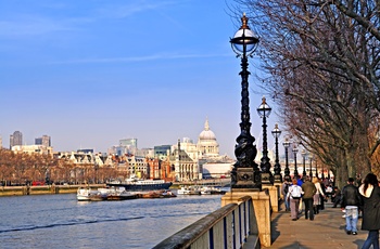 Gangsti langs Themsen og South Bank i London, England