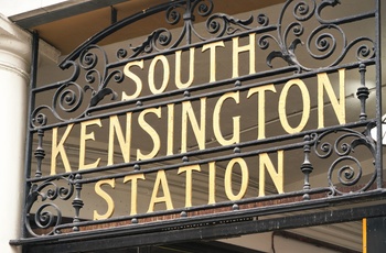 Indgangen til South Kensington Station, London i England