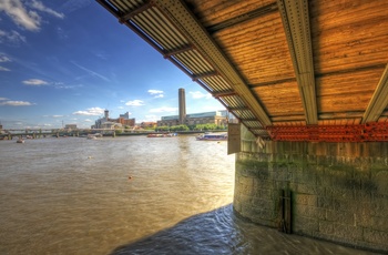 Blackfriars Bridge og Tate Modern i baggrunden, London i England