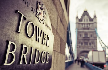 Ikoniske Tower Bridge over Themsen i London, England