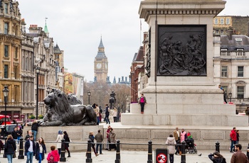 Trafalgar Square i London og Big Ben i baggrunden, England