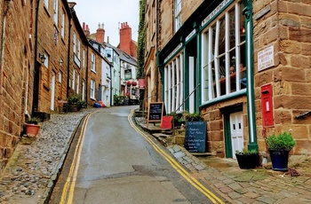 Smal gade i fiskerlandsbyen Robin Hoods Bay, England