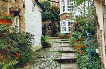 Smal gade i fiskerlandsbyen Robin Hoods Bay, England