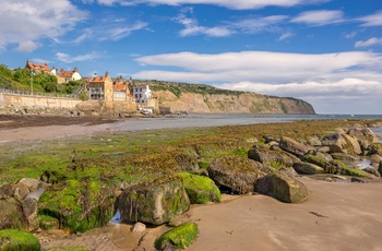 Kyststrækning og udsigt til Robin Hoods Bay - nordøstlige England