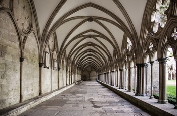 De smukke buegange i Salisbury Katedral, Sydengland