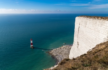 Det smukke fyrtårn ved Beachy Gap ved Seven Sisters i Sydengland