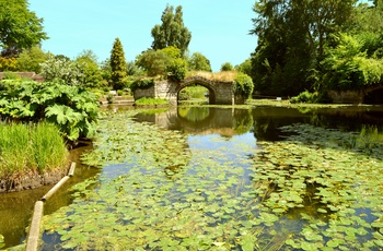 Floden Avon og haver ved borgen Warwick Castle i England