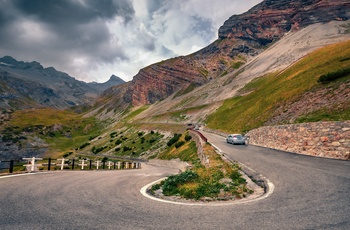 Bil på vej gennem ét af 48 hårnålesving til Stelvio-passet i Norditalien