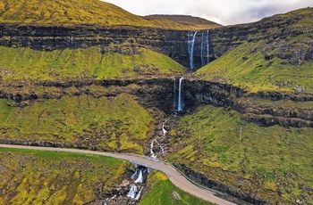 Vandfald ved vej på øen Borðoy, en del af Norðoyar - Færøerne