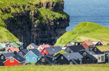 Farverige hus i den lille bygd, Gjogv på øen Eysturoy, Færøerne