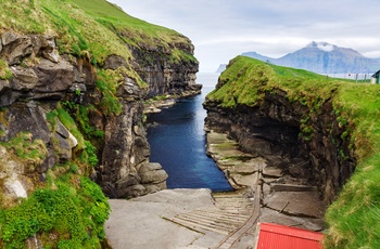Naturlig havn i byen Gjogv på øen Eysturoy, Færøerne