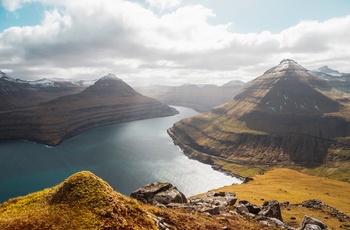 Fjord og Slættaratindur - Færøernes højest punkt på øen Eysturoy