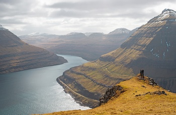 Fjord og Slættaratindur - Færøernes højest punkt på øen Eysturoy