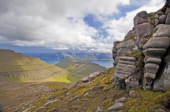 Fjord og Slættaratindur - Færøernes højest punkt på øen Eysturoy